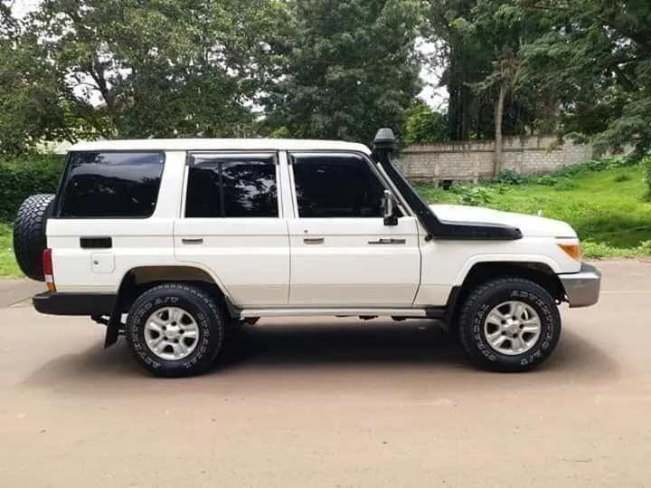 Read more about the article Self drive Kenya: Rules, requirements & driving tips for foreigners